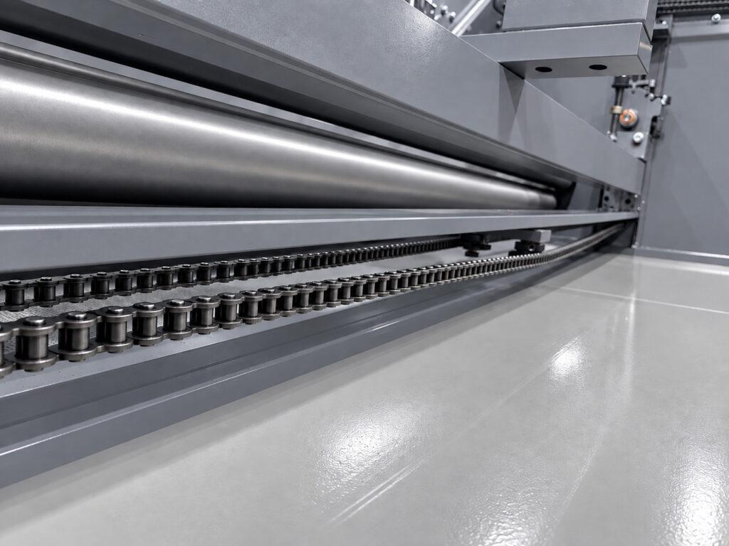 Chain drive system on the Winona Van Norman LH3X Line Hone designed to provide controlled movement during precision line honing of engine block main bearing bores.